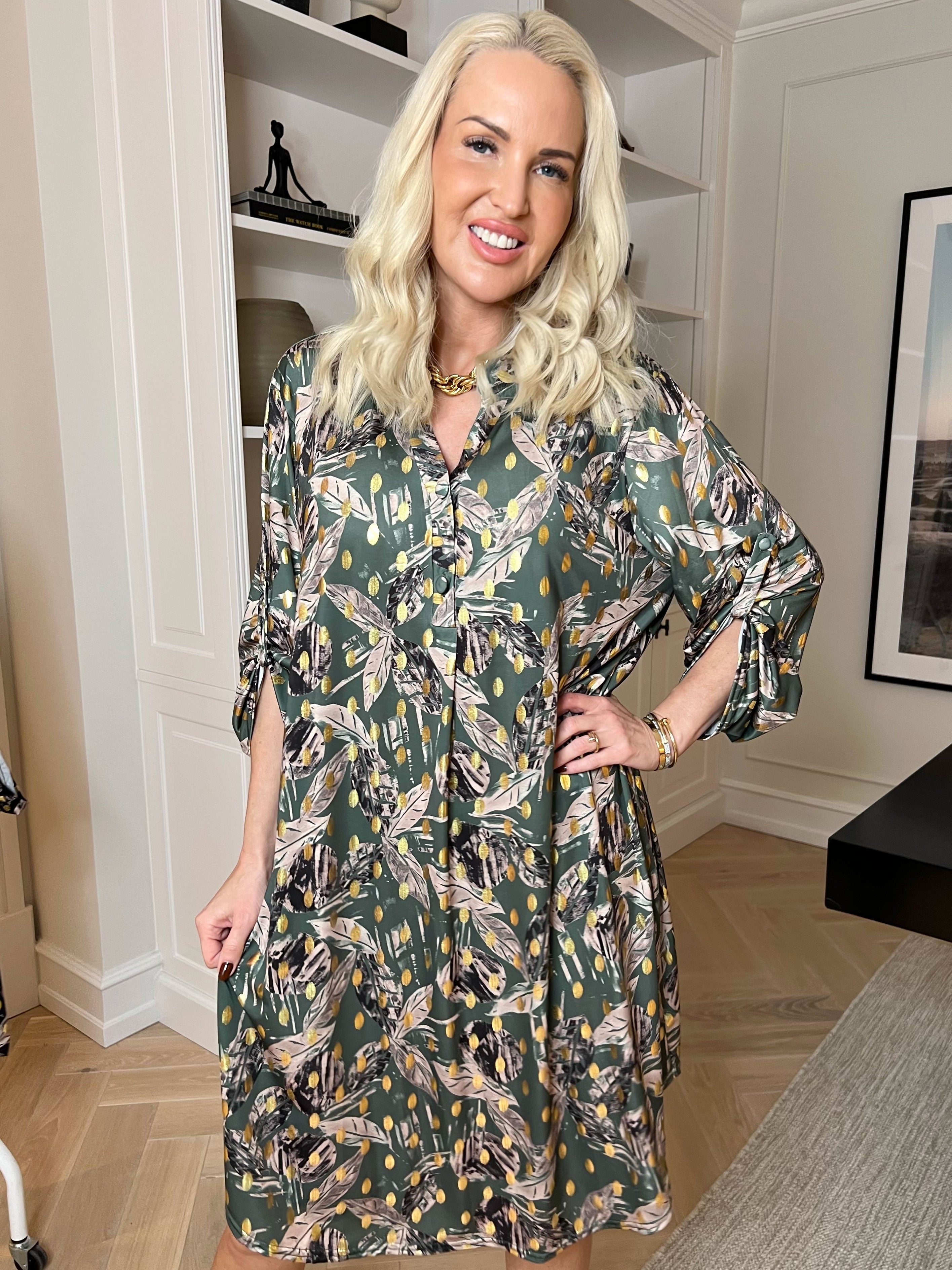 Ebba Leaf Long - Elastisk kjole med fint bladmønster og guld dutter